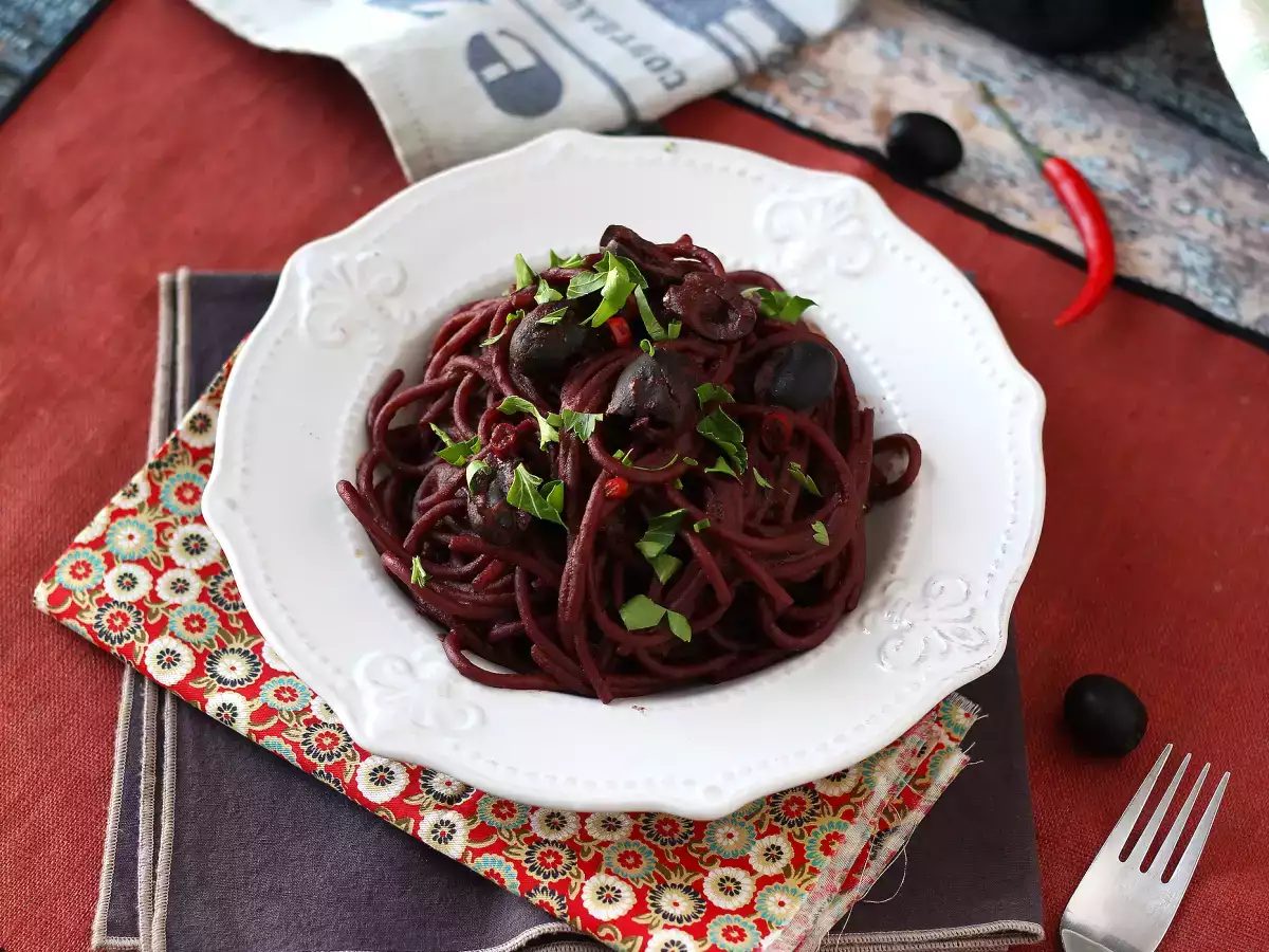 Spaghetti al fuoco di Bacco: pasta dengan anggur merah untuk menghadirkan sesuatu yang istimewa ke meja - foto 2
