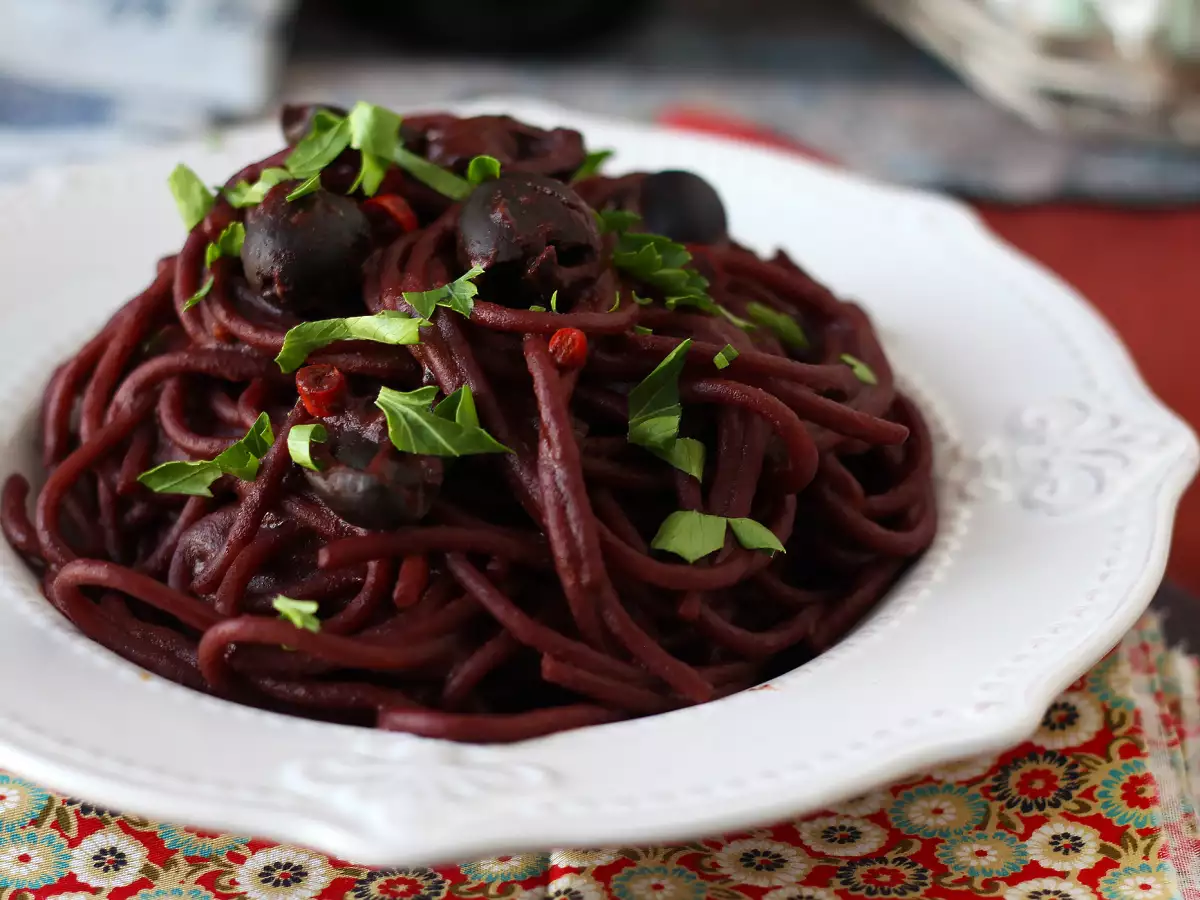 Spaghetti al fuoco di Bacco: pasta dengan anggur merah untuk menghadirkan sesuatu yang istimewa ke meja - foto 3