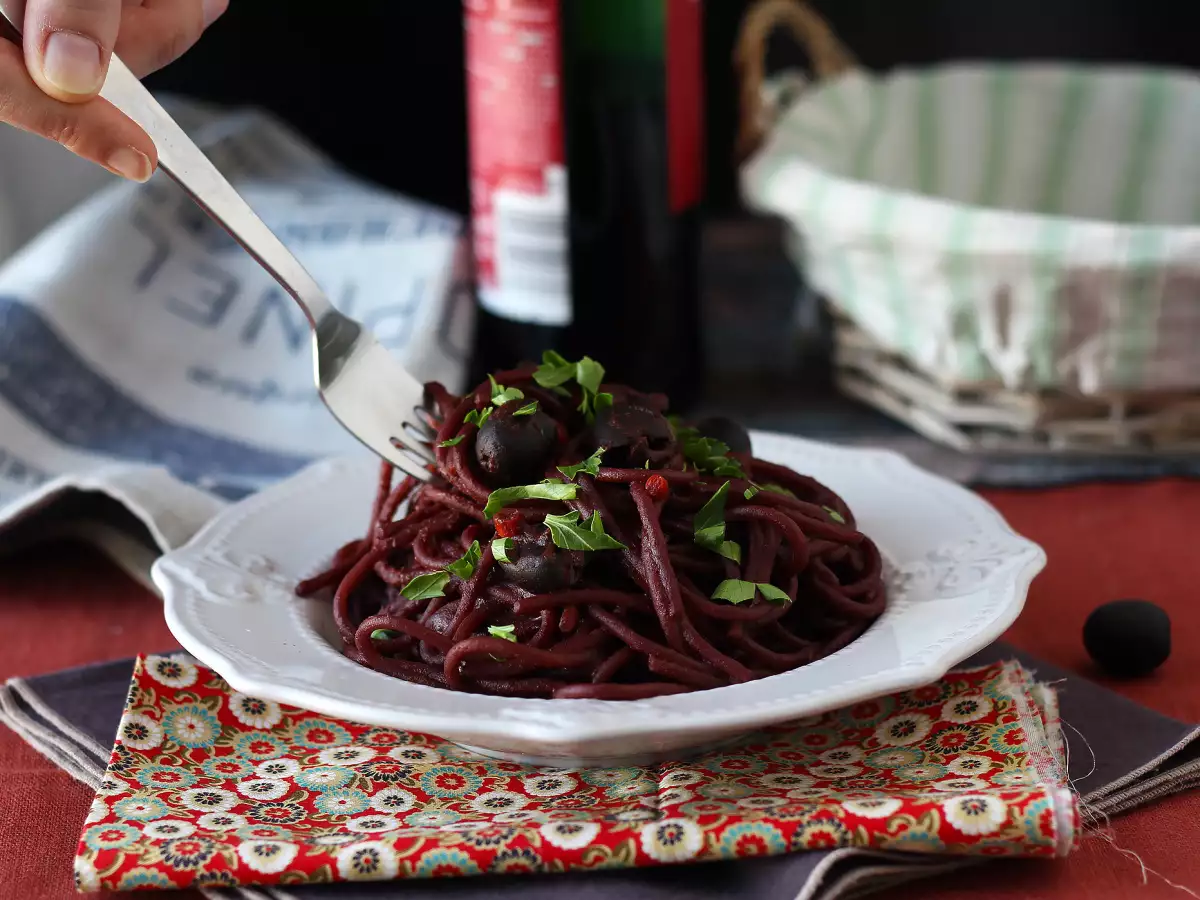 Spaghetti al Fuoco di Bacco: pasta dengan anggur merah untuk menyajikan hidangan istimewa - foto 4