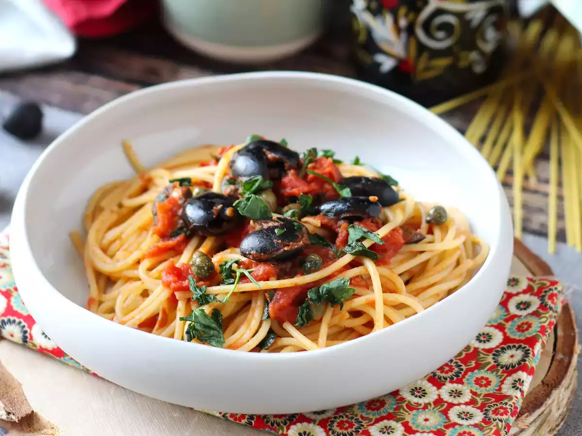Spaghetti alla puttanesca, hidangan pasta yang cepat dan lezat - foto 3