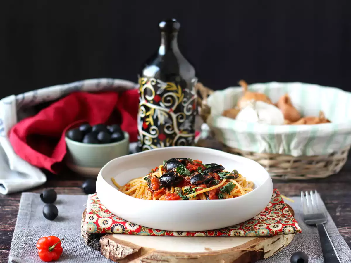 Spaghetti alla puttanesca, hidangan pertama yang cepat dan lezat - foto 2