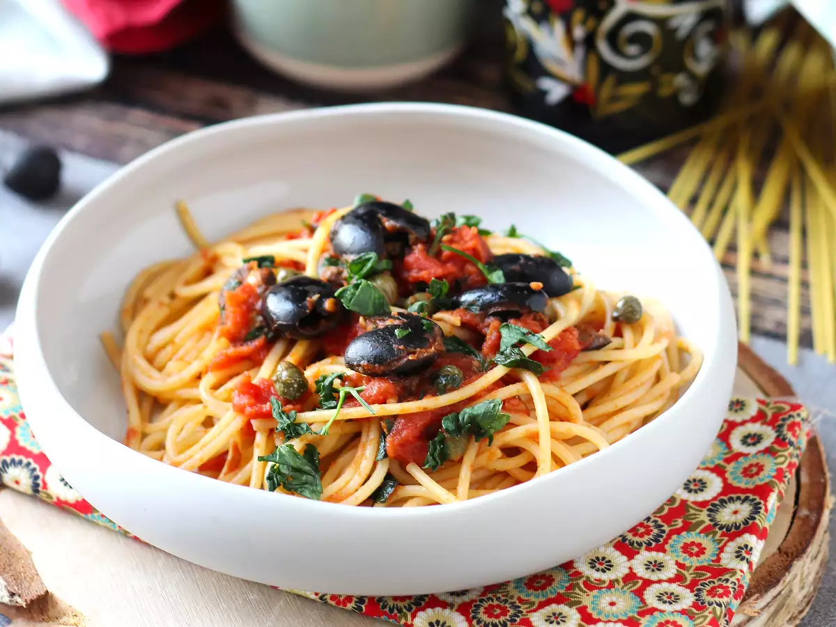 Spaghetti alla puttanesca, hidangan pertama yang cepat dan lezat - foto 3