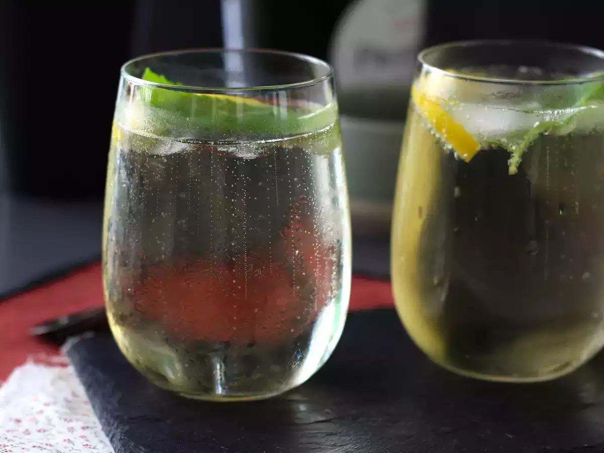 Spritz St-Germain dengan minuman keras bunga elder, koktail yang sangat segar untuk musim panas - foto 2