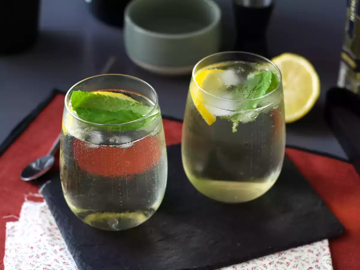 Spritz St-Germain dengan minuman keras bunga elder, koktail yang sangat segar untuk musim panas - foto 3