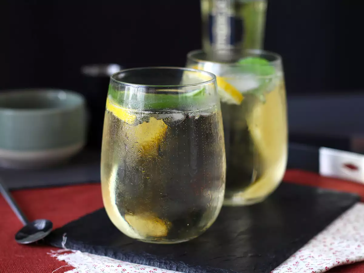 Spritz St-Germain dengan minuman keras bunga elder, koktail yang sangat segar untuk musim panas - foto 4