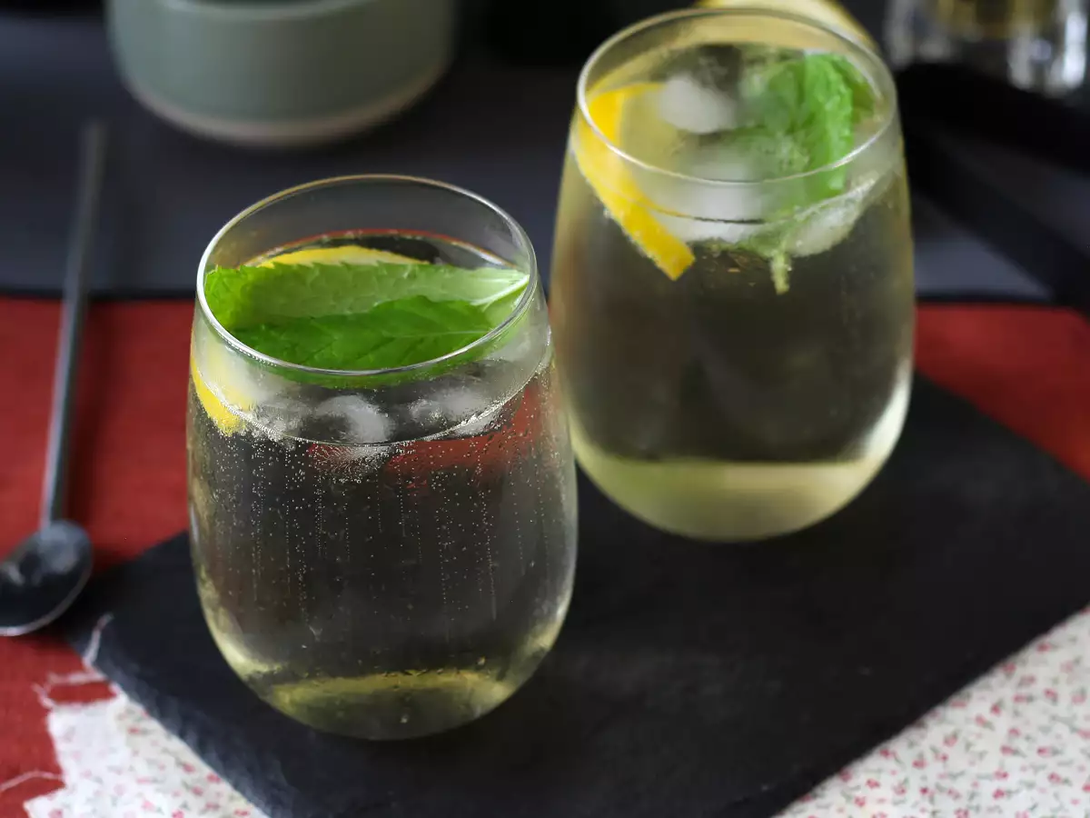 Spritz St-Germain dengan minuman keras bunga elder, koktail yang sangat segar untuk musim panas - foto 5