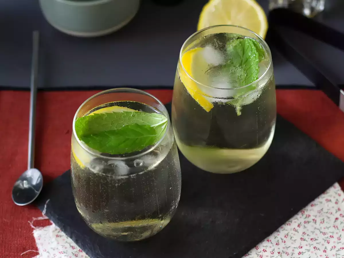 Spritz St-Germain dengan minuman keras bunga elder, koktail yang sangat segar untuk musim panas - foto 7