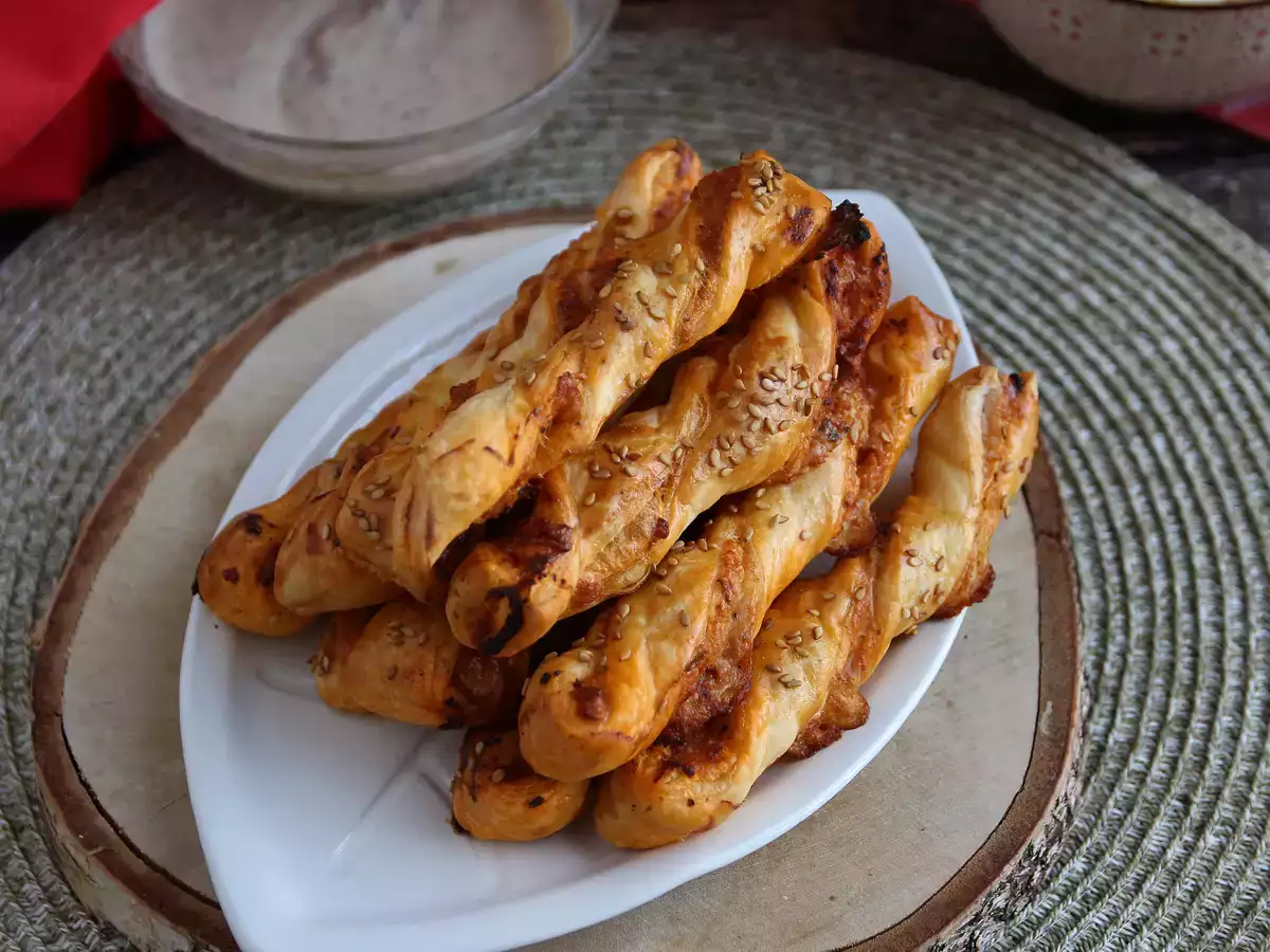 Stik Pastry Renyah dengan Pesto Rosso dan Mozzarella