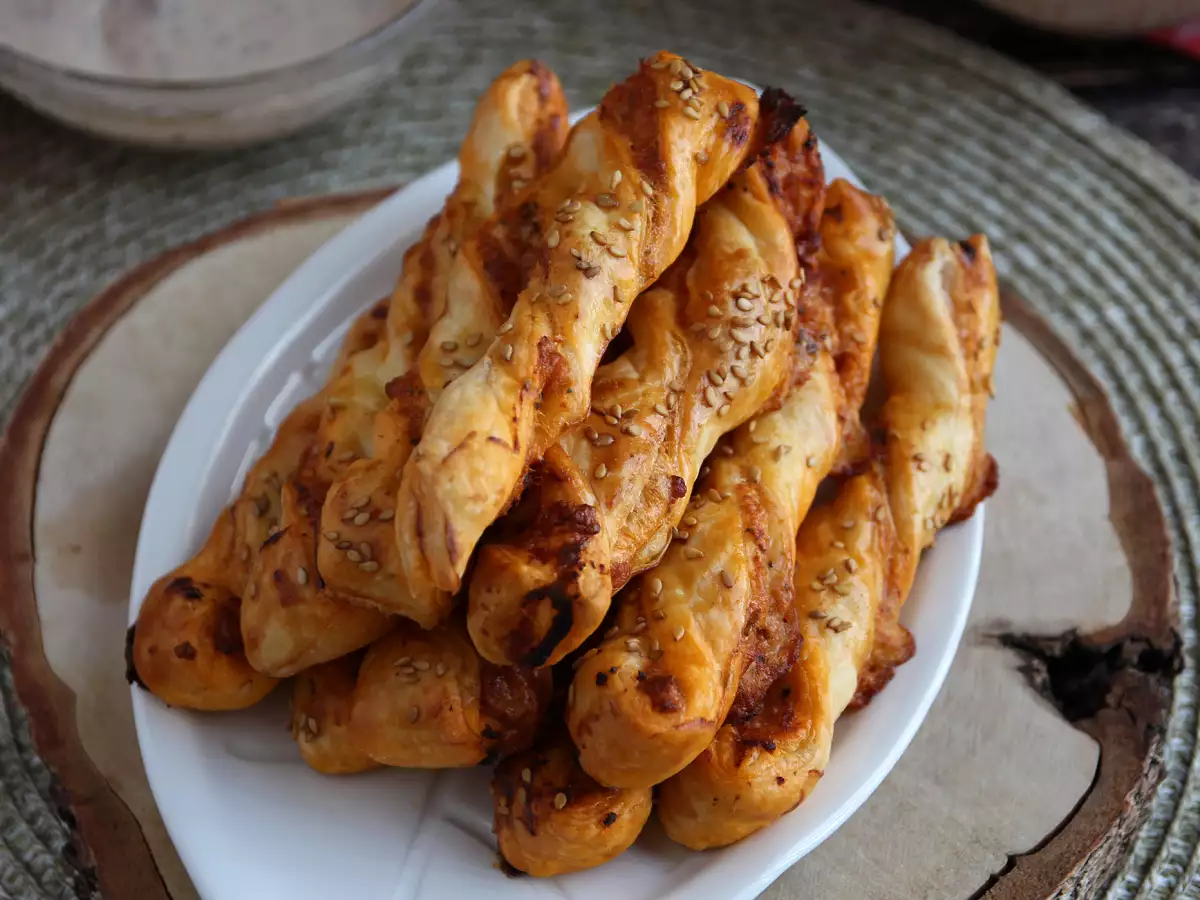 Stik Pastry Renyah dengan Pesto Rosso dan Mozzarella - foto 2