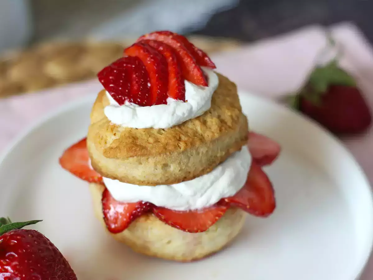 Strawberry shortcake, kue krim stroberi khas Amerika yang tidak pernah gagal - foto 3