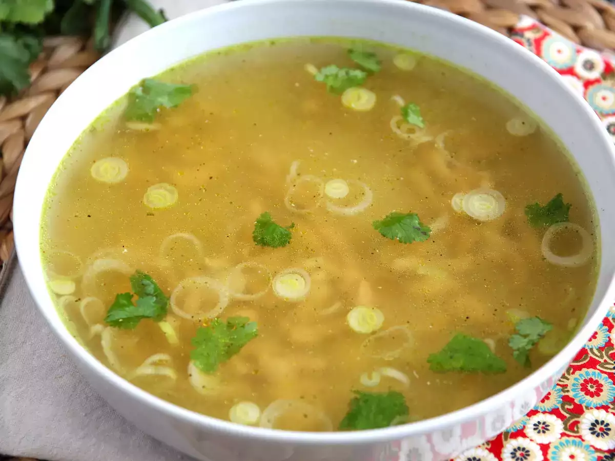 Sup ayam Asia, sangat harum dan menenangkan - foto 2