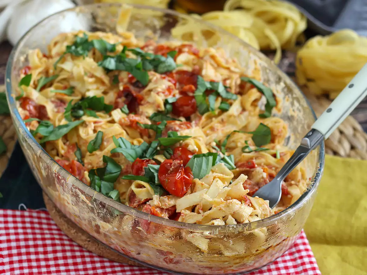 Tagliatelle Feta dan Tomat Ceri - Pasta Feta Panggang