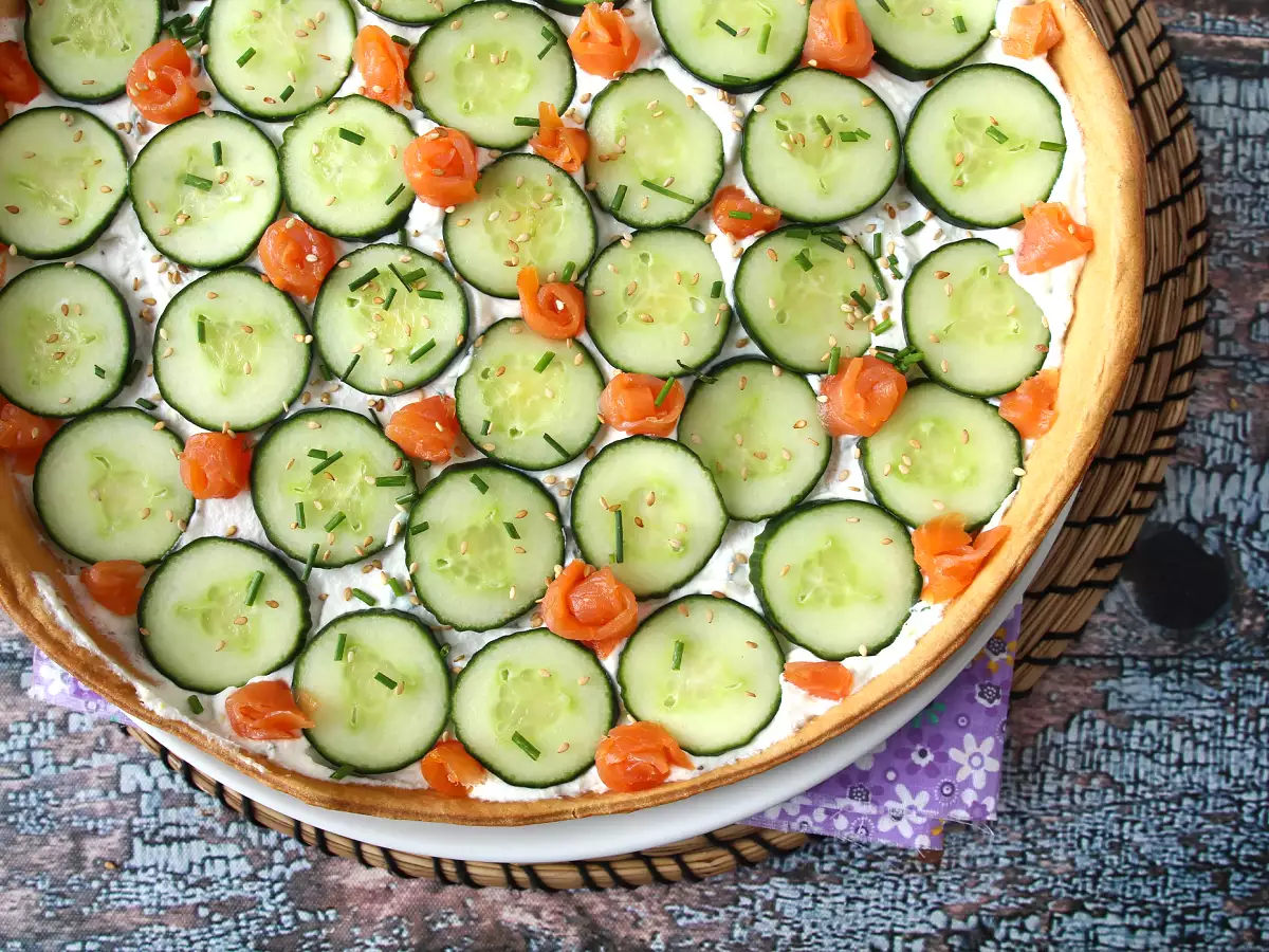 Tart musim panas yang sangat menyegarkan: ricotta, mentimun, dan salmon asap - foto 3