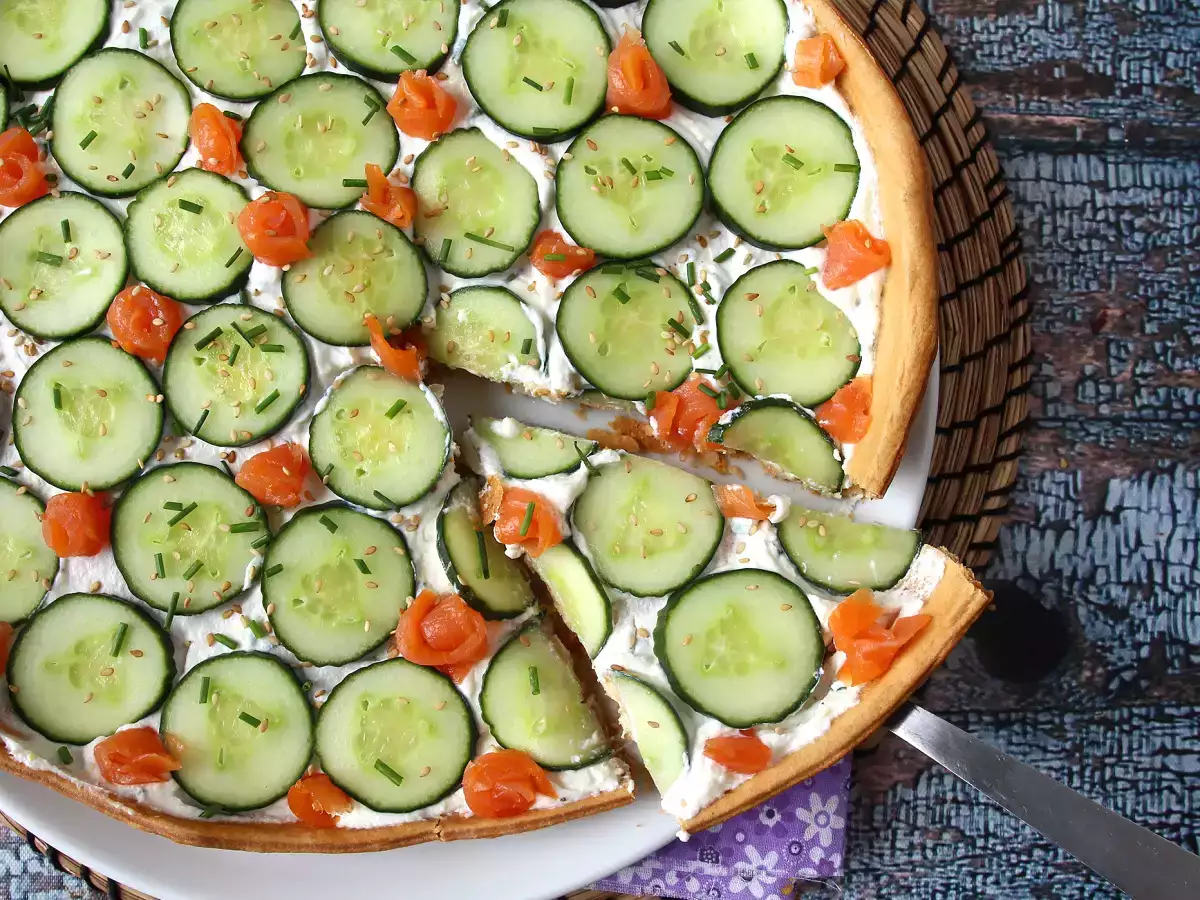 Tart musim panas yang sangat menyegarkan: ricotta, mentimun, dan salmon asap - foto 6