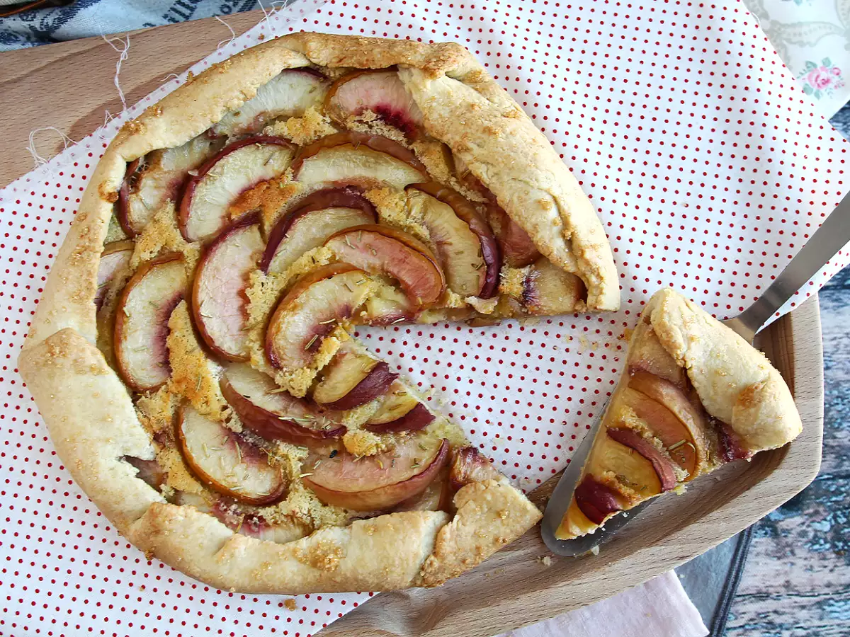 Tart Persik Rustic dengan Rosemary