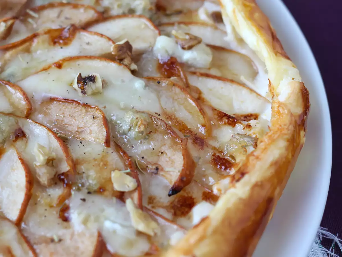 Tart Pir, Gorgonzola, dan Kacang Kenari: Perpaduan Manis-Gurih yang Menggugah Selera - foto 5