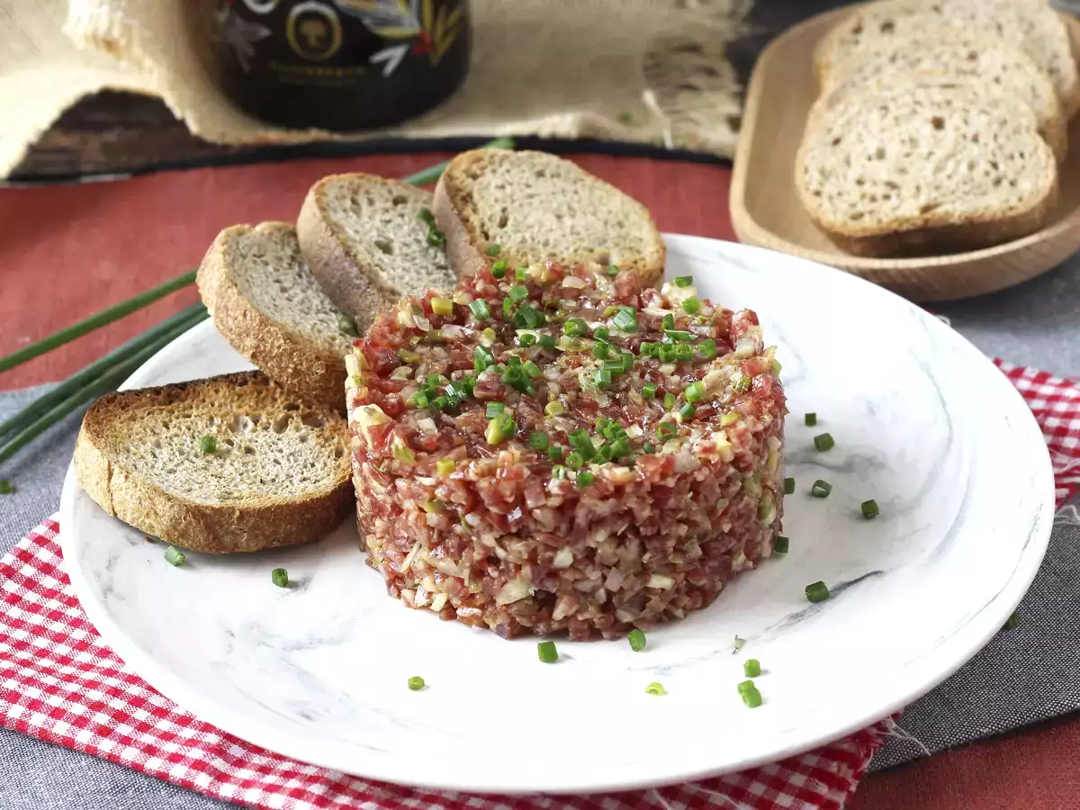 Tartar de fuet: versi ekspres dari steak tartar klasik - foto 3