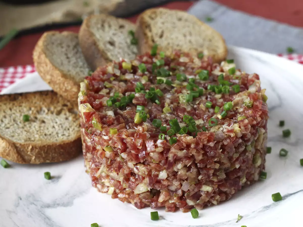 Tartar de fuet: versi ekspres dari steak tartar klasik - foto 6