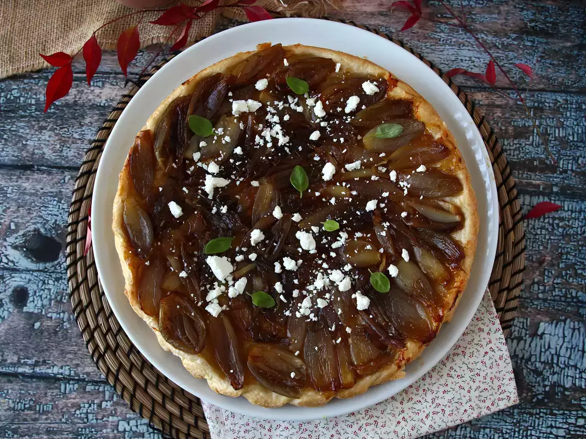 Tarte tatin dengan bawang merah dan feta, versi gurih yang tak tertahankan! - foto 2