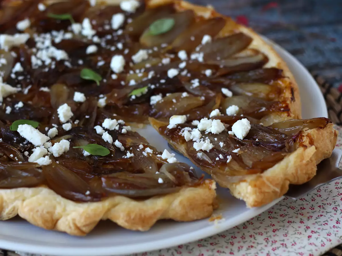 Tarte tatin dengan bawang merah dan feta, versi gurih yang tak tertahankan! - foto 3