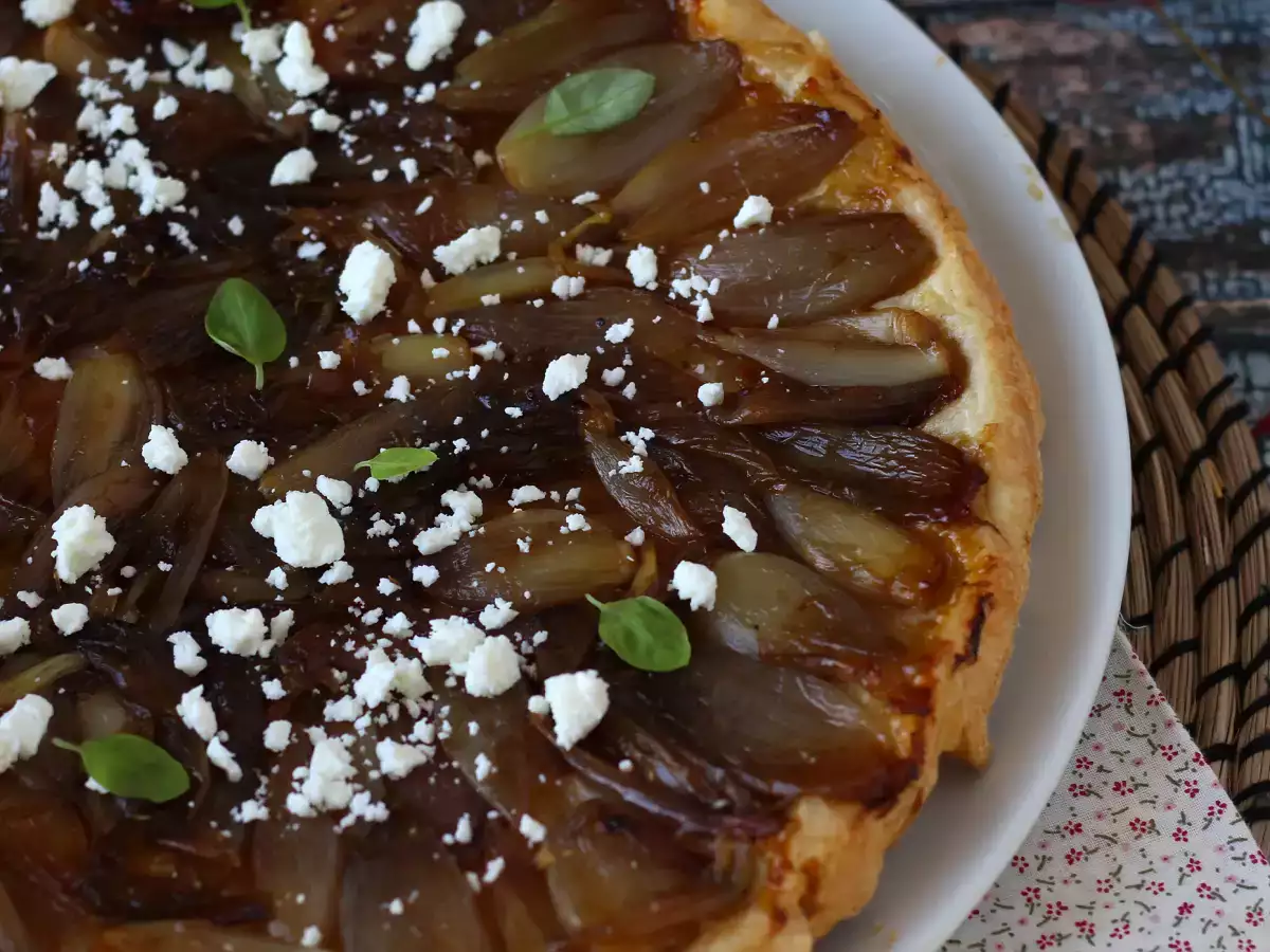 Tarte tatin dengan bawang merah dan feta, versi gurih yang tak tertahankan! - foto 4