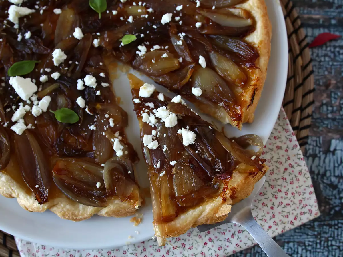 Tarte tatin dengan bawang merah dan feta, versi gurih yang tak tertahankan! - foto 5