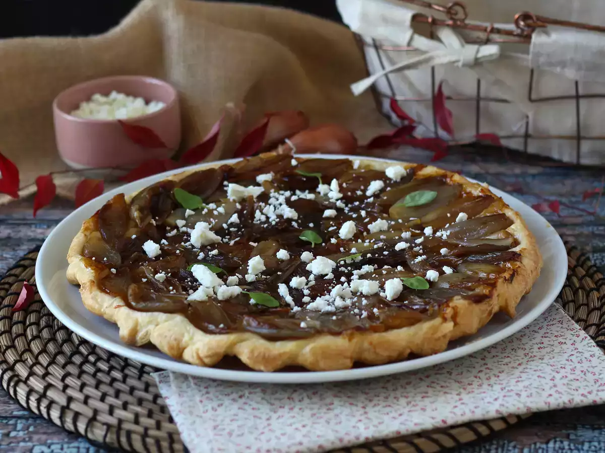 Tarte tatin dengan bawang merah dan feta, versi gurih yang tak tertahankan! - foto 6