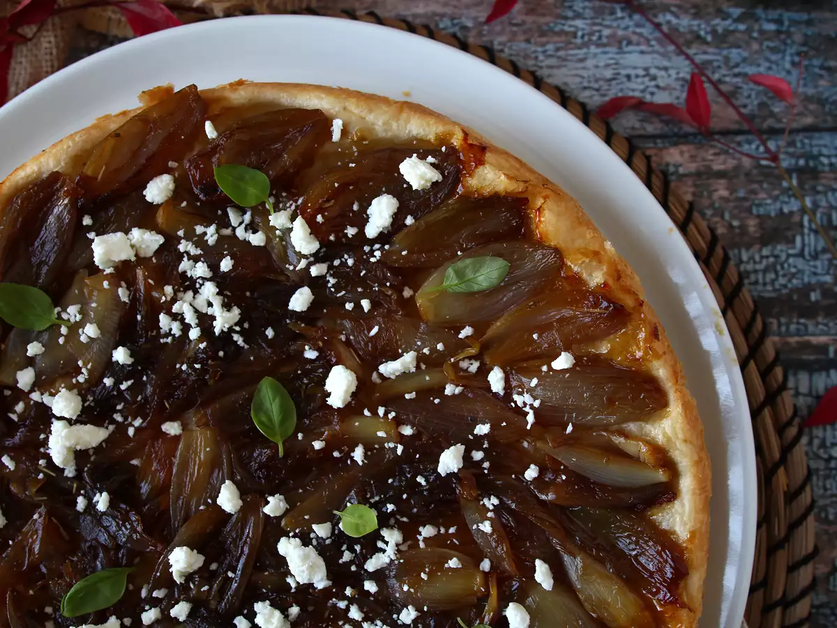 Tarte tatin dengan bawang merah dan feta, versi gurih yang tak tertahankan! - foto 7