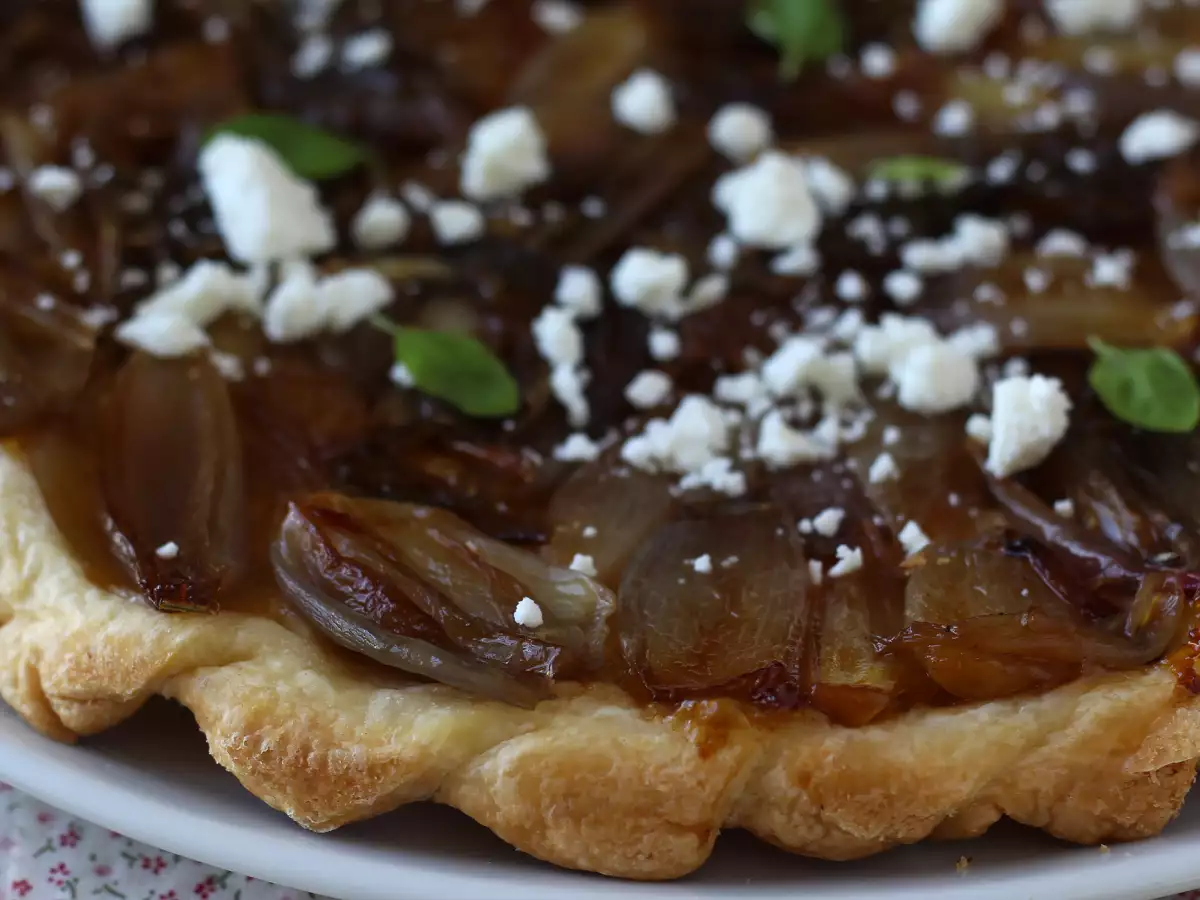 Tarte tatin dengan bawang merah dan feta, versi gurih yang tak tertahankan! - foto 8