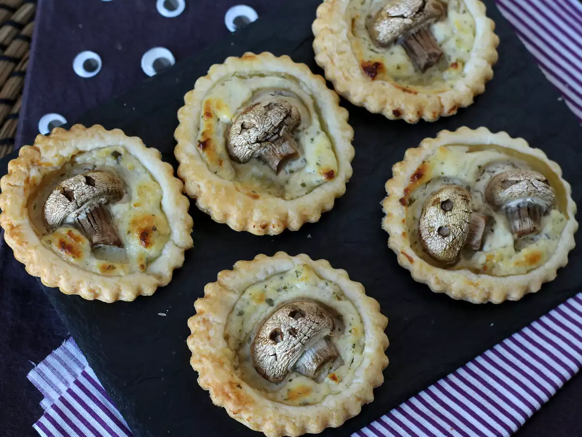 Tartlet Mini Halloween dengan Jamur dan Krim Keju Bawang Putih dan Herba - foto 5