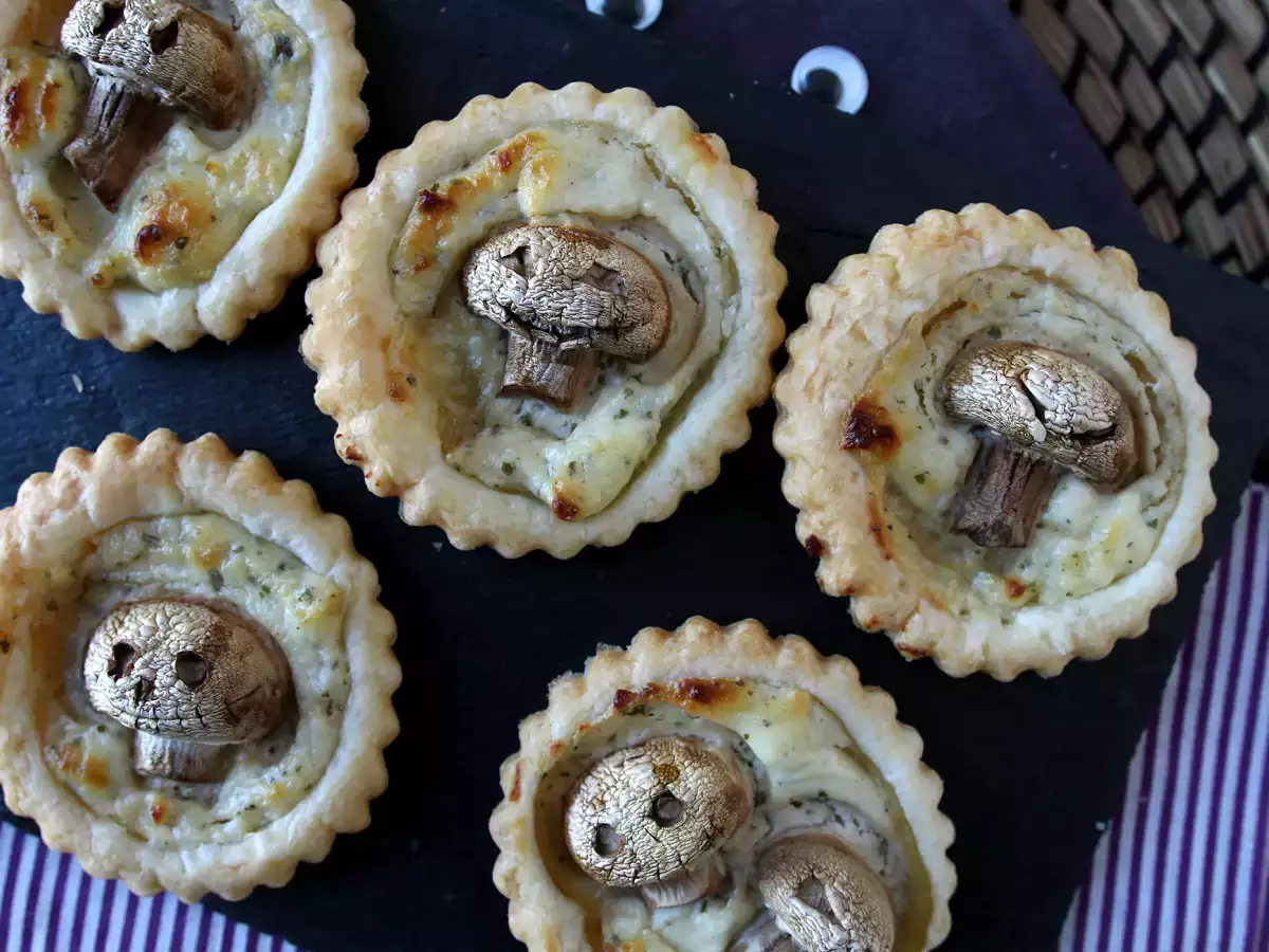 Tartlet Mini Halloween dengan Jamur dan Krim Keju Bawang Putih dan Herba - foto 6