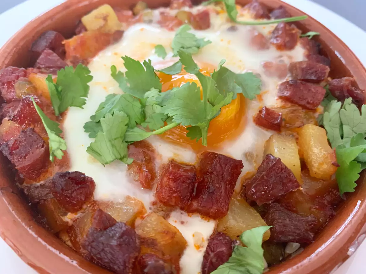 Telur ala Flamenco dengan Kentang dan Chorizo