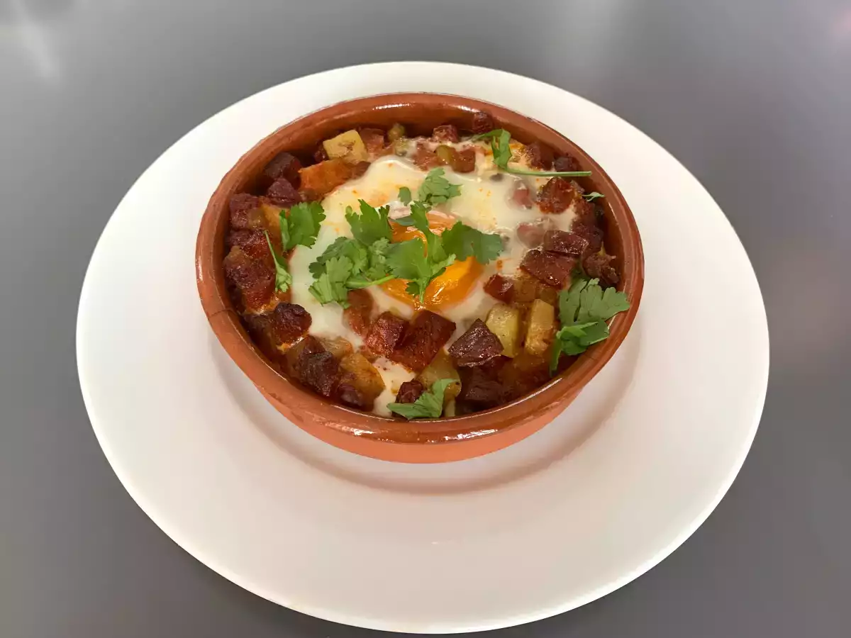 Telur ala Flamenco dengan kentang dan sosis chorizo - foto 2