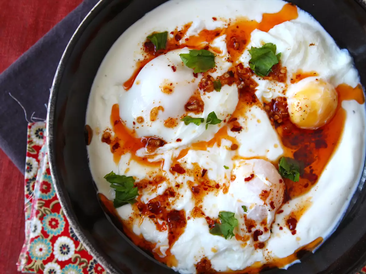 Telur ala Turki di atas dasar yoghurt dengan minyak pedas - çilbir - foto 5