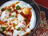 Telur ala Turki di atas dasar yoghurt dengan minyak pedas - çilbir, foto 1