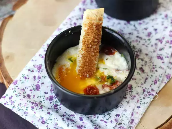 Resep Telur panggang dalam ramekin dengan keju kambing dan tomat kering di air fryer