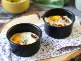 Telur Panggang dalam Ramekin dengan Keju Kambing dan Tomat Kering di Air Fryer, foto 2