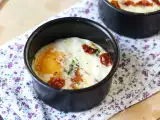 Telur Panggang dalam Ramekin dengan Keju Kambing dan Tomat Kering di Air Fryer, foto 3