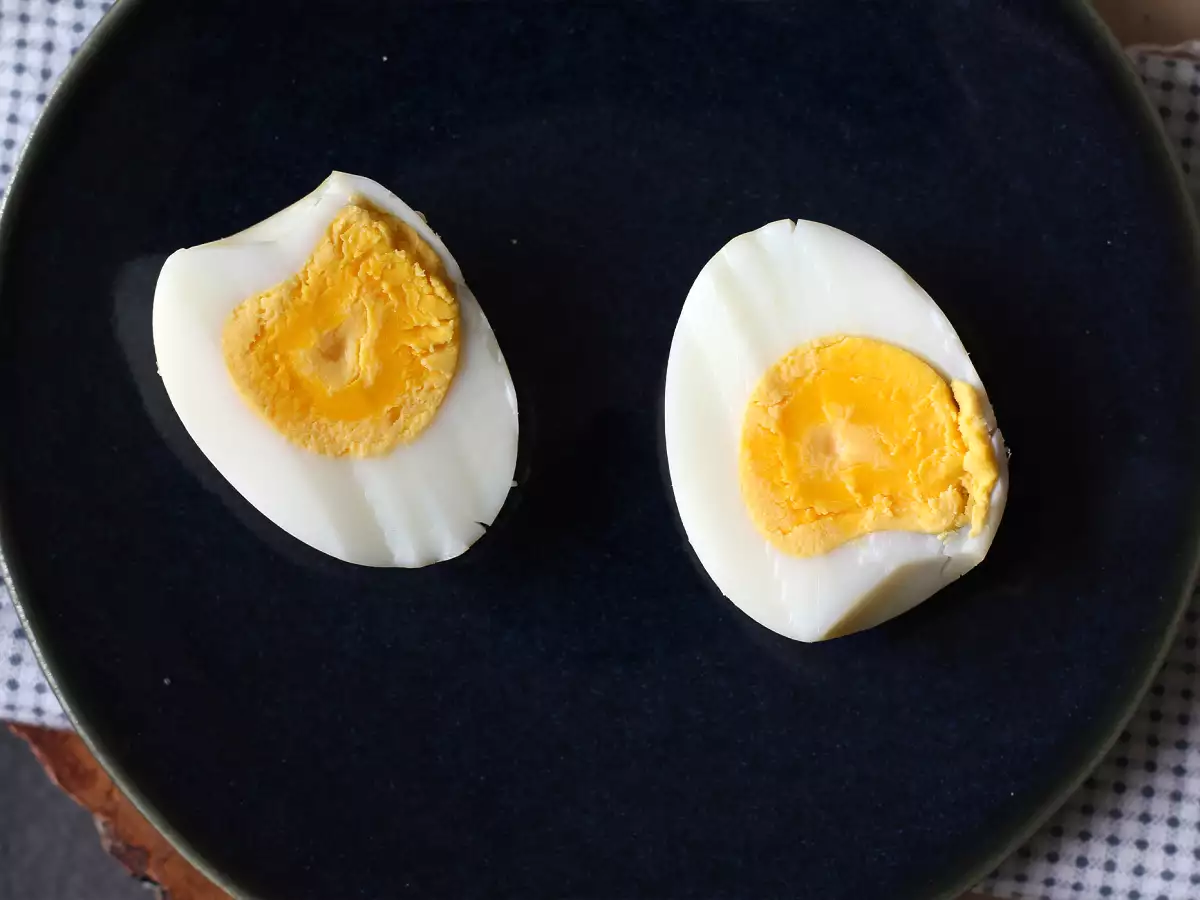 Telur rebus di dalam penggorengan udara - foto 2