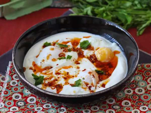 Resep Telur turki çılbır dengan yoghurt dan minyak pedas