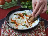 Telur Turki Çılbır dengan Yoghurt dan Minyak Pedas, foto 2