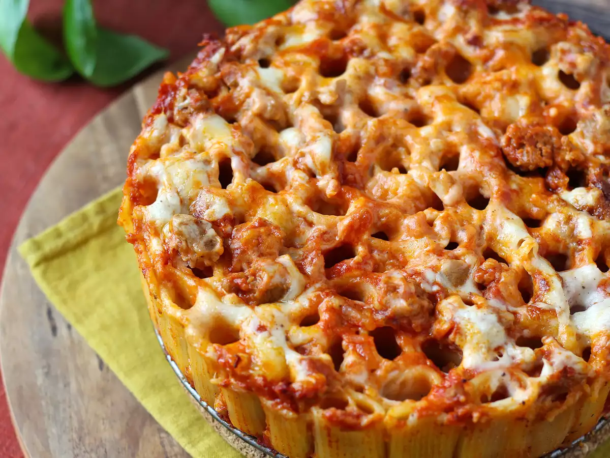 Timballo rigatoni panggang dengan sosis, saus bechamel, dan mozzarella - foto 2