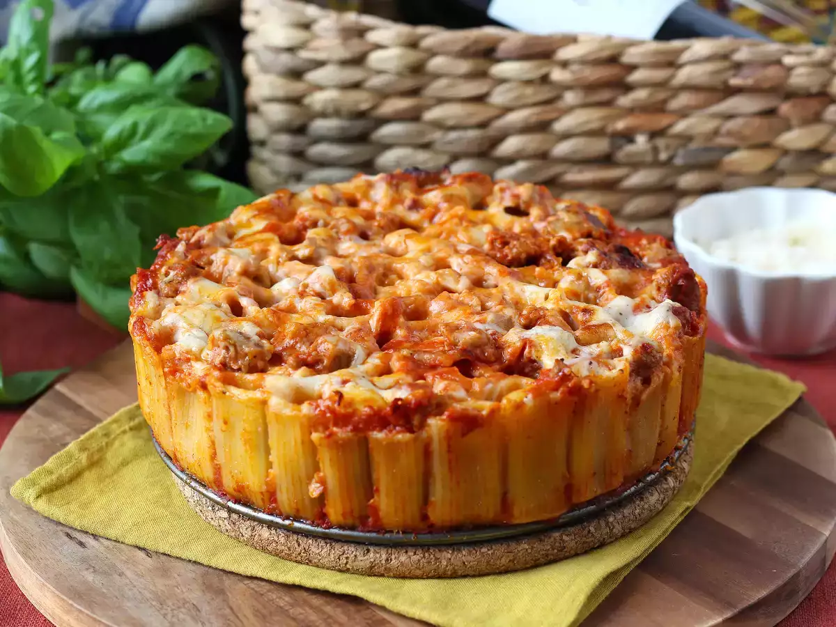 Timballo rigatoni panggang dengan sosis, saus bechamel, dan mozzarella - foto 4