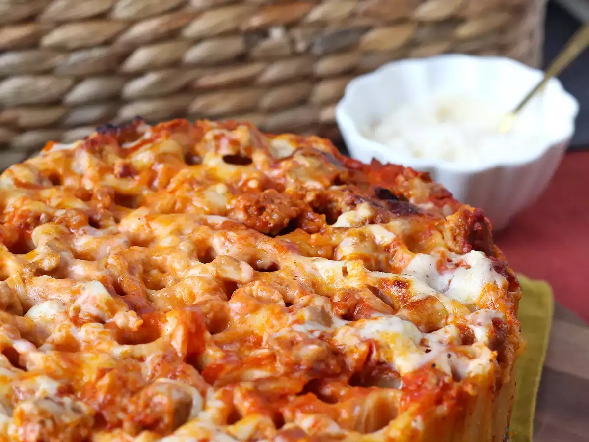 Timballo rigatoni panggang dengan sosis, saus bechamel, dan mozzarella - foto 5