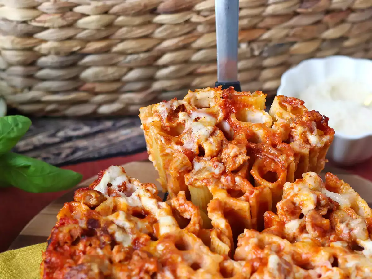 Timballo rigatoni panggang dengan sosis, saus bechamel, dan mozzarella - foto 6