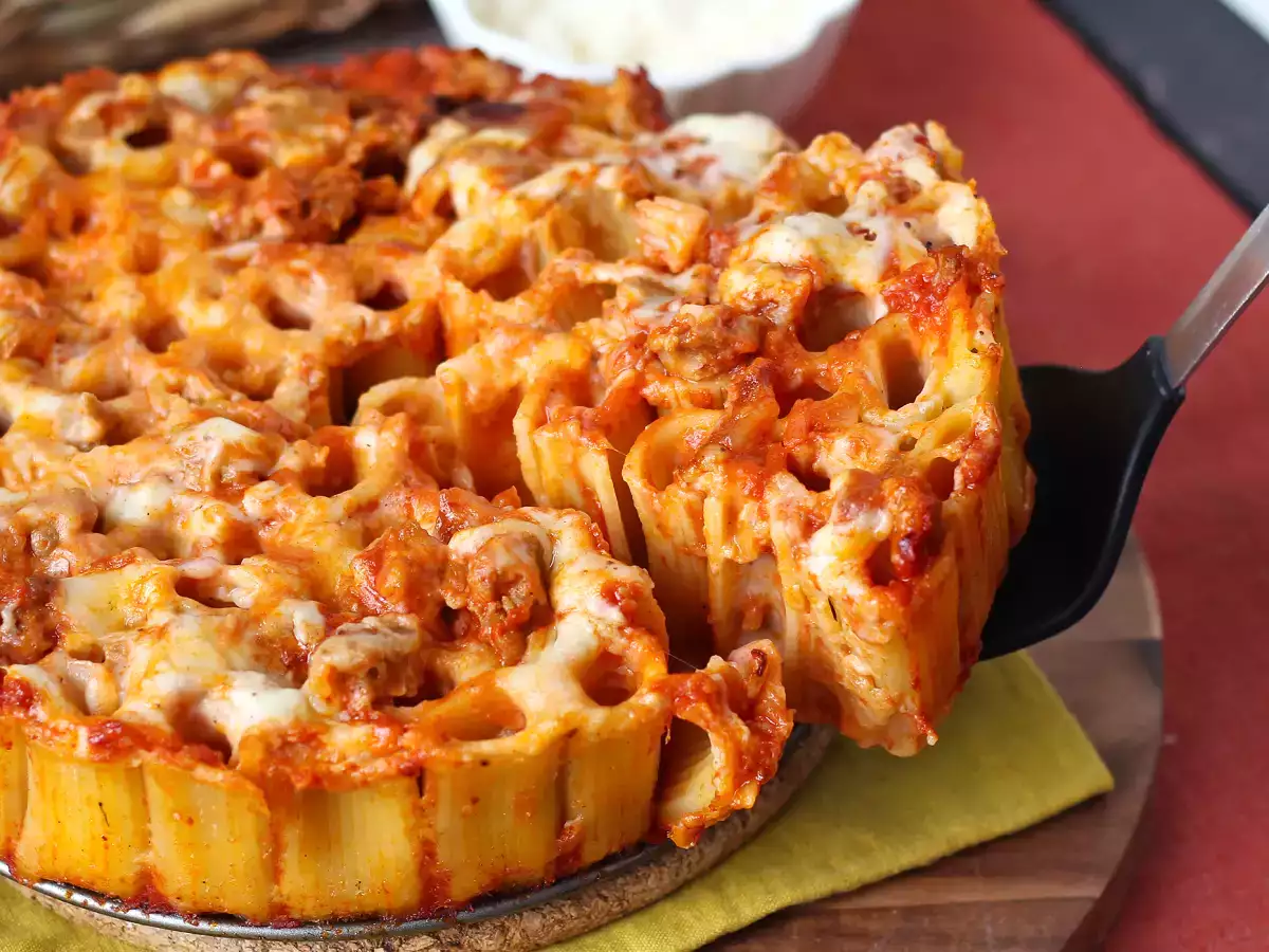 Timballo rigatoni panggang dengan sosis, saus bechamel, dan mozzarella - foto 7