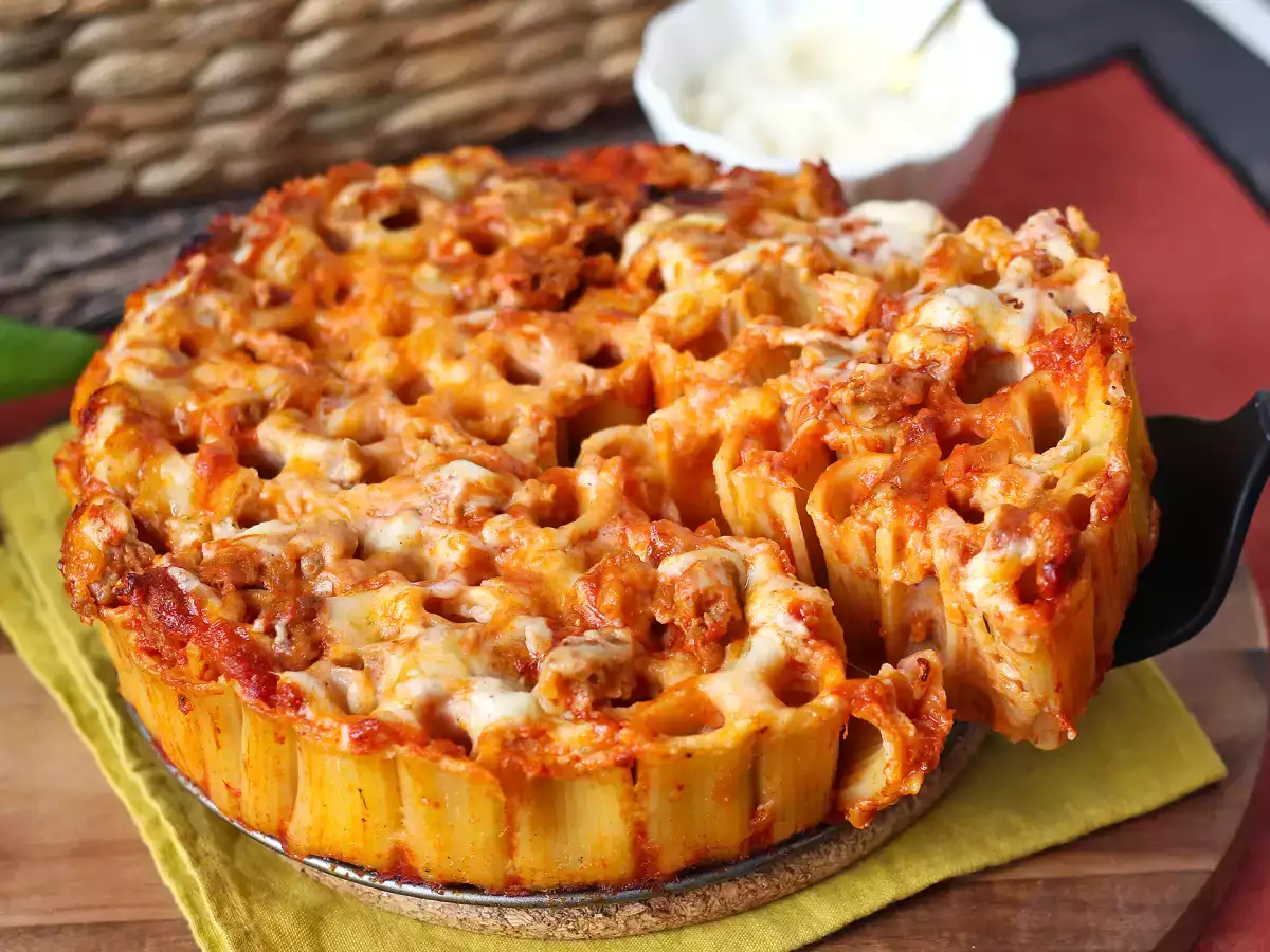 Timballo rigatoni panggang dengan sosis, saus bechamel, dan mozzarella - foto 8