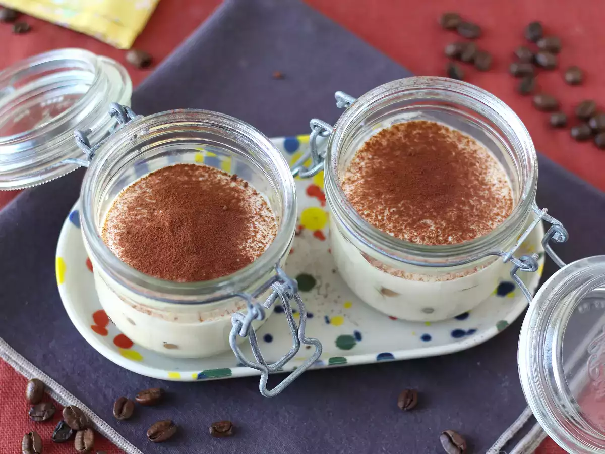 Tiramisu dengan tahu sutra tanpa mascarpone dan tanpa telur