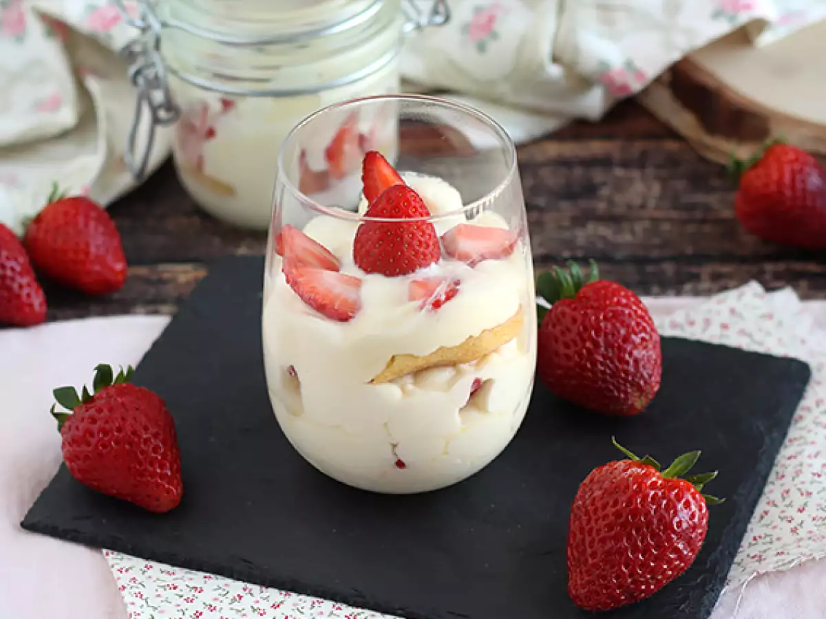 Tiramisu Stroberi dalam Gelas