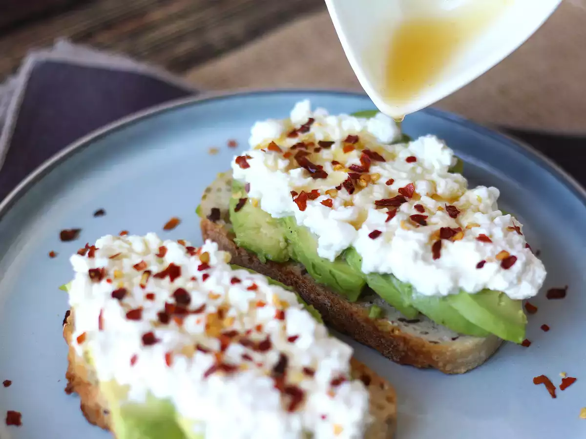 Toast Alpukat dengan Keju Cottage dan Madu Pedas - foto 5